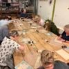 Workshop deelnemers aan het werk aan tafel