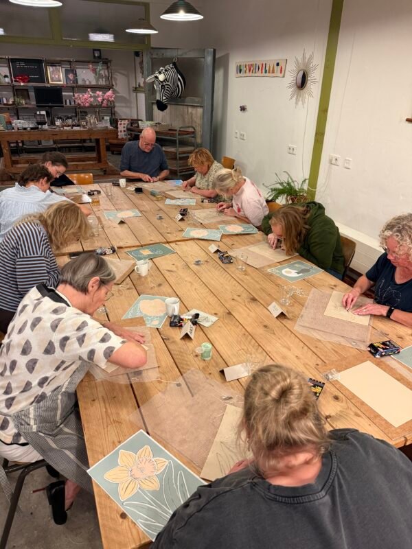 Workshop deelnemers aan het werk aan tafel